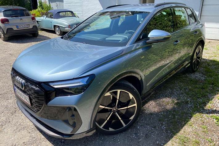 Blå Audi Q4 e-tron fra 2022