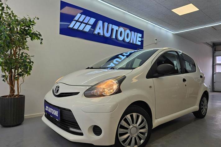 Hvid Toyota Aygo fra 2012 set udefra