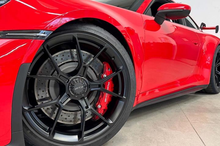 Rød Porsche 911 GT3 fra 2024