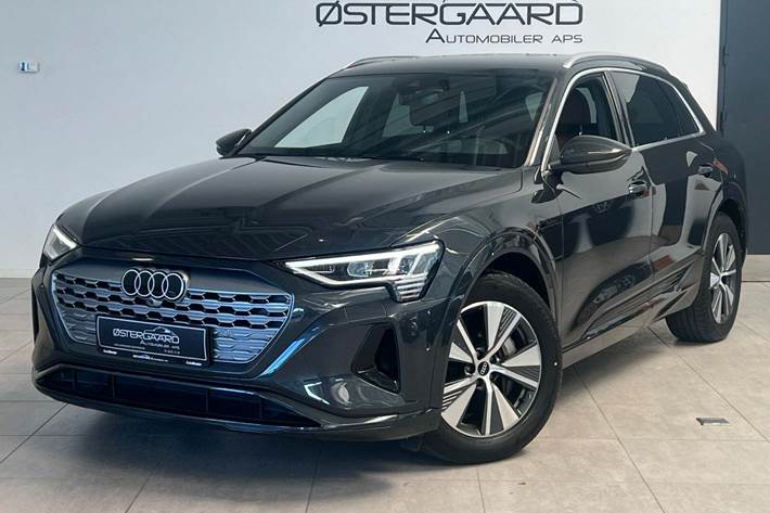 Grå Audi Q8 e-tron fra 2023