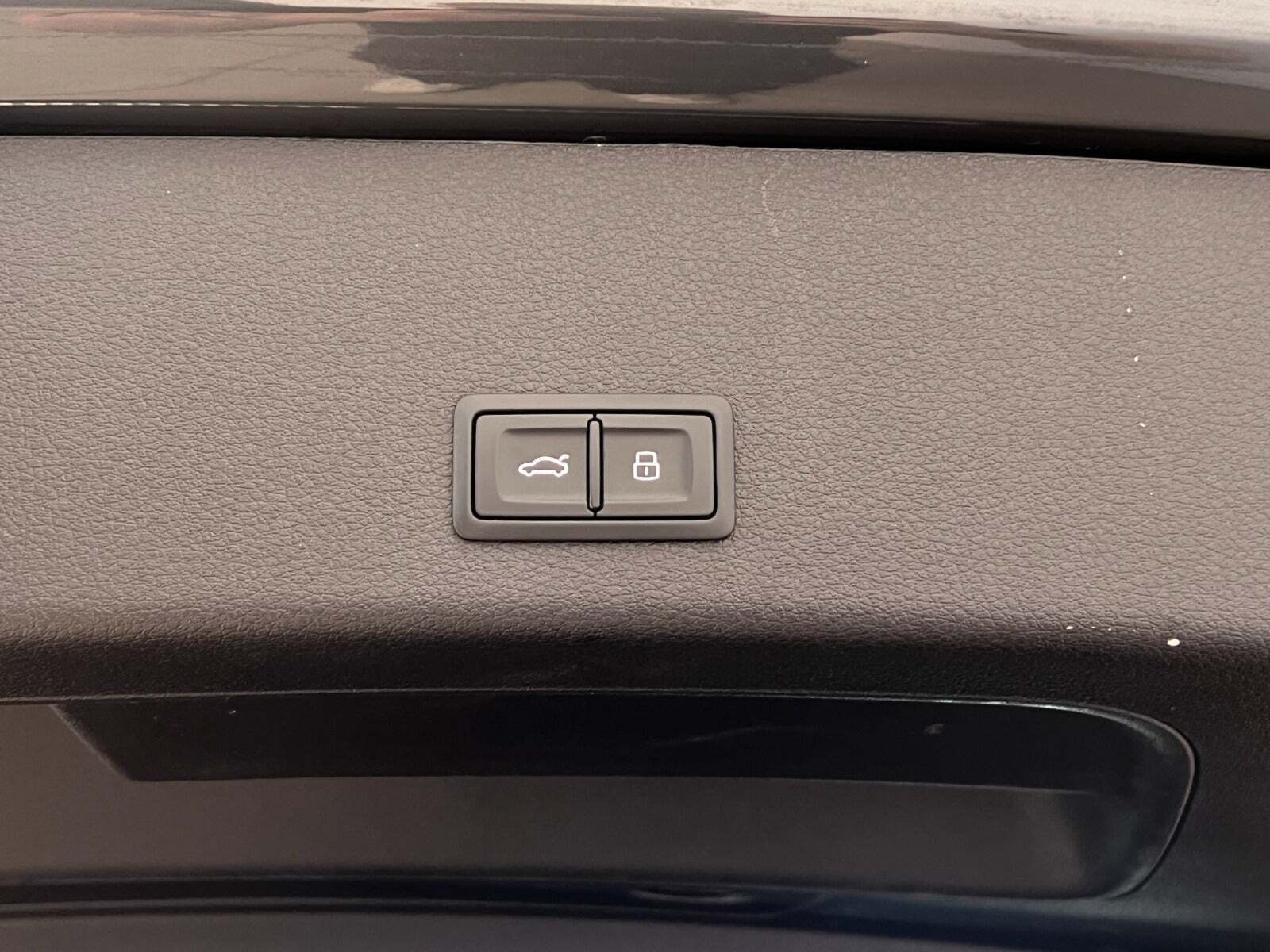 Grå Audi Q8 e-tron fra 2023