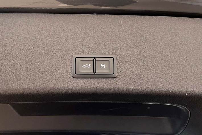 Grå Audi Q8 e-tron fra 2023