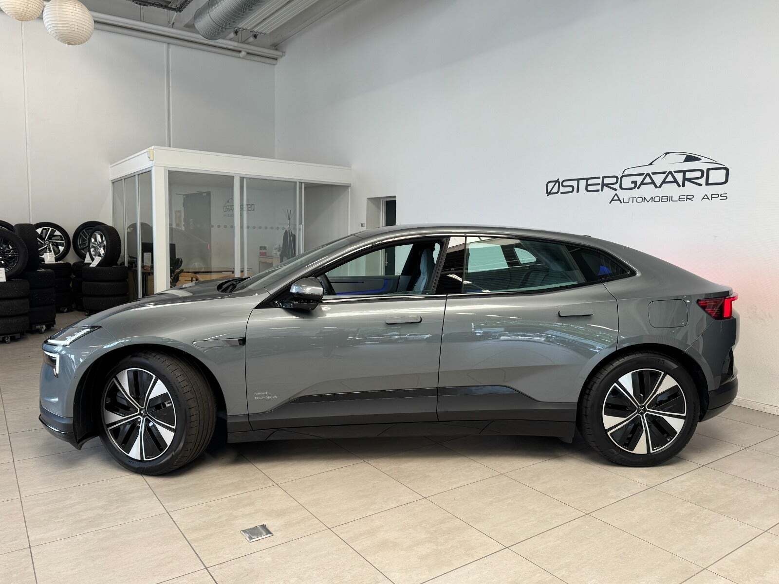 Grå Polestar 4 fra 2025