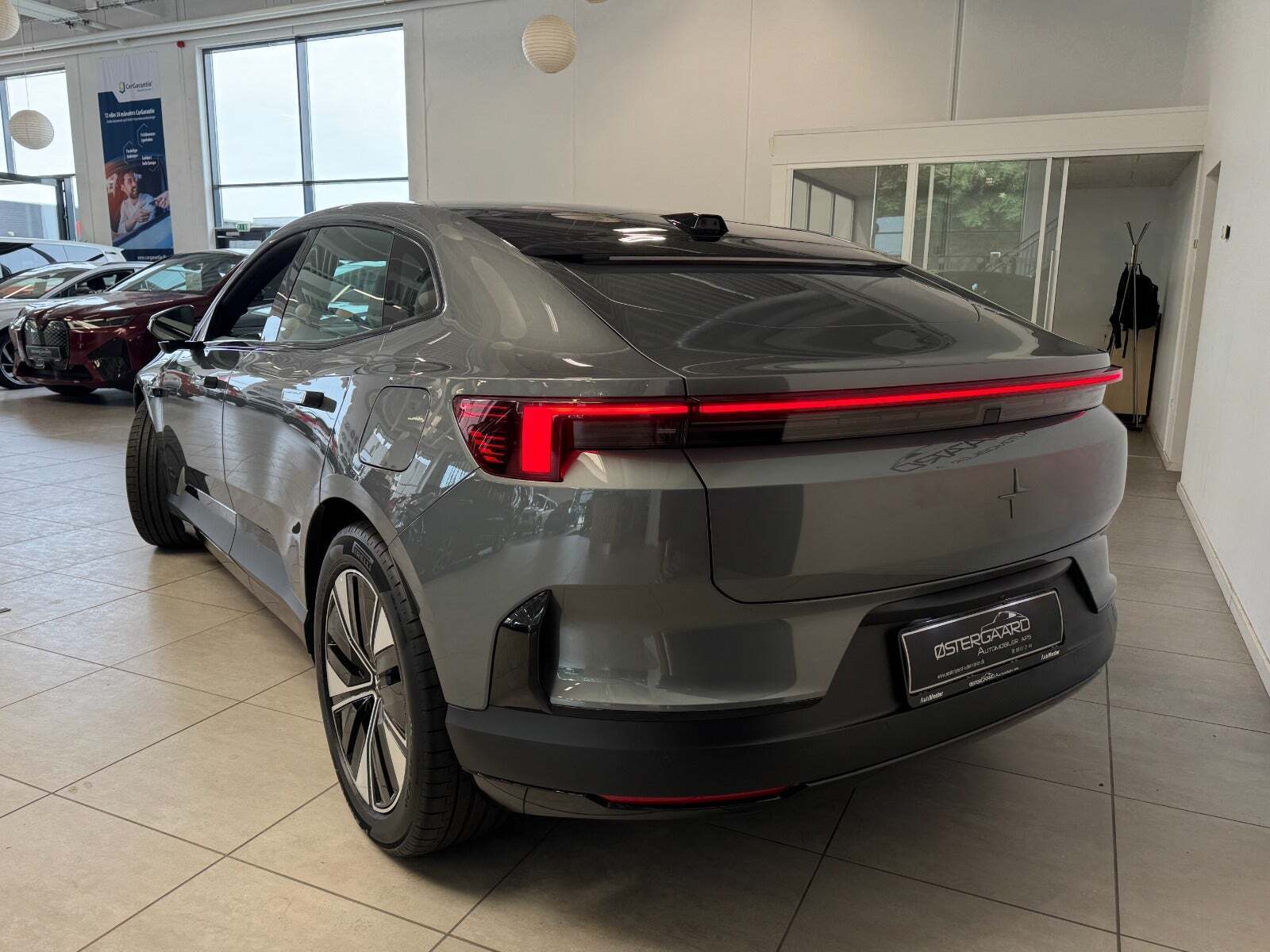 Grå Polestar 4 fra 2025