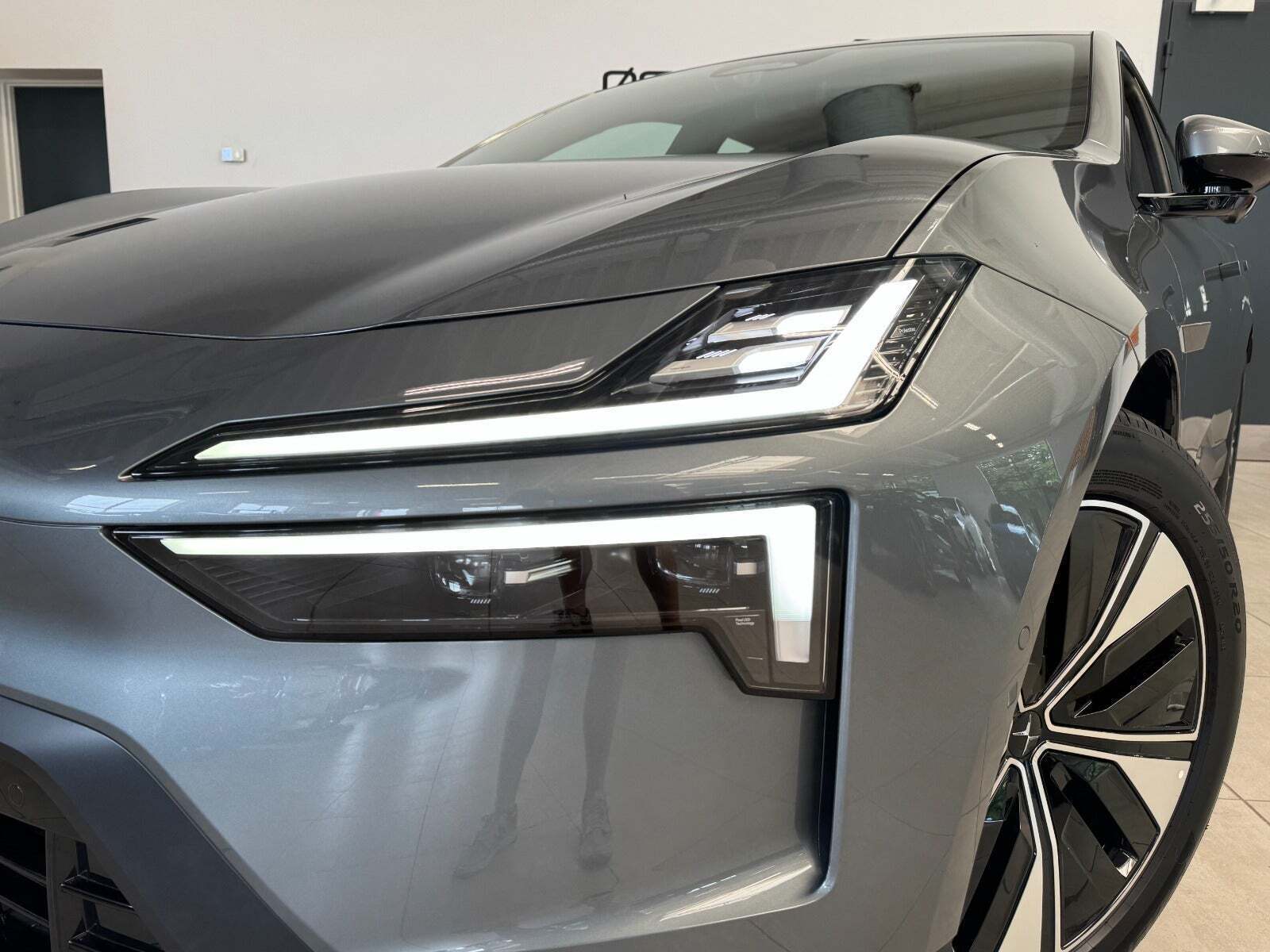Grå Polestar 4 fra 2025
