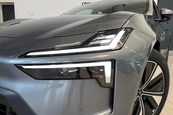 Grå Polestar 4 fra 2025