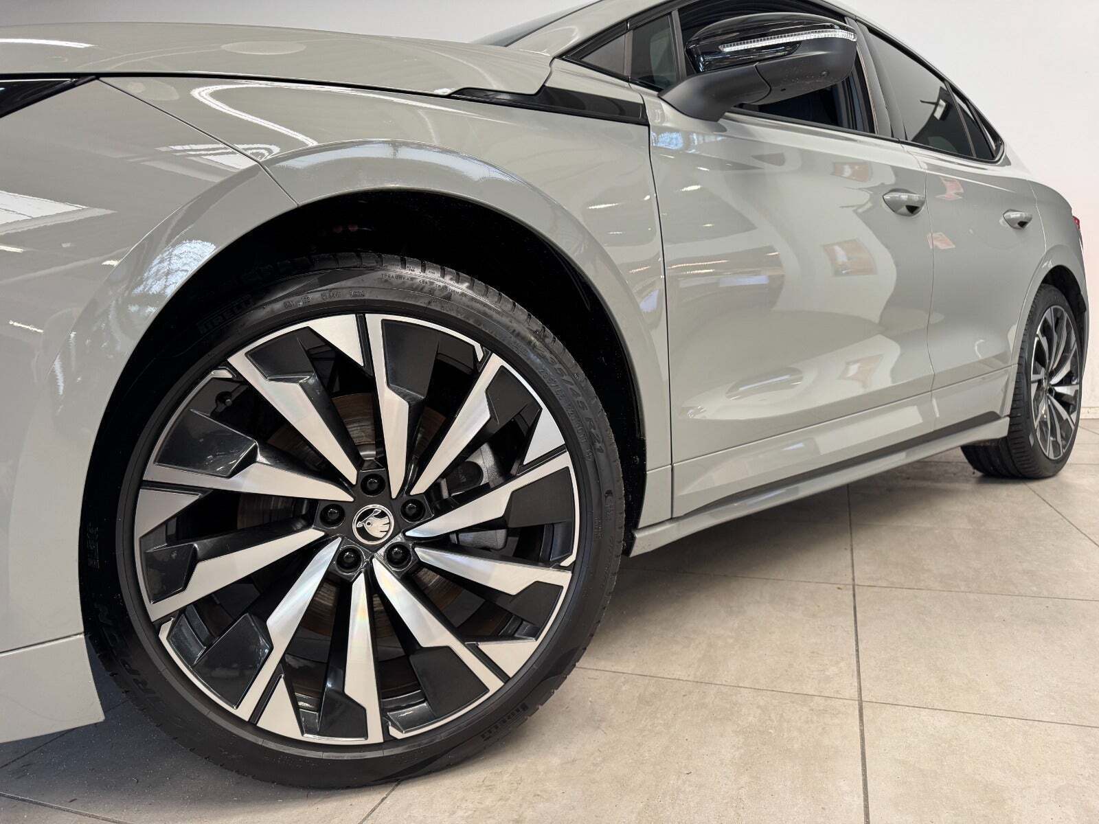 Grå Skoda Enyaq fra 2025