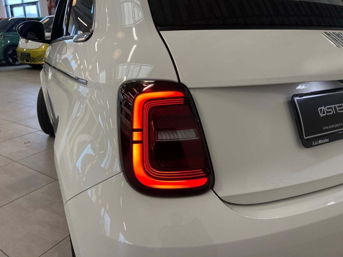 Hvid Fiat 500e fra 2023