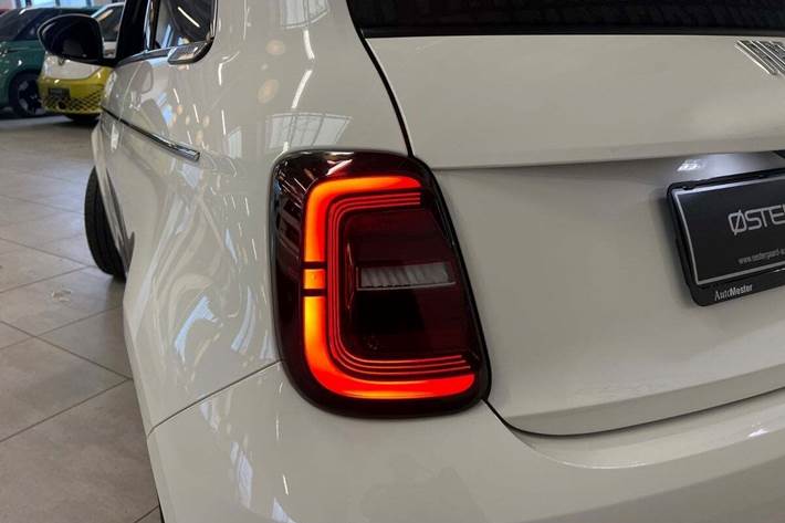 Hvid Fiat 500e fra 2023