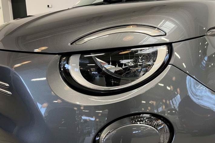 Grå Fiat 500e fra 2023