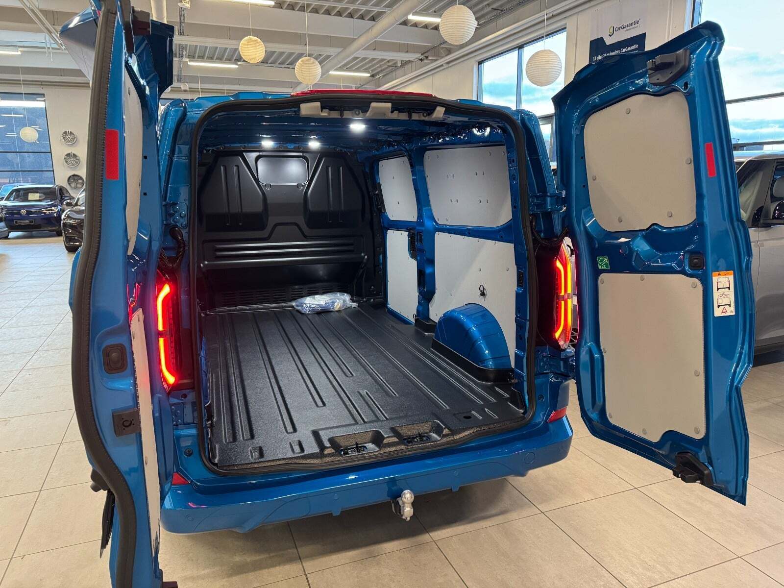 Blå Ford E-Transit Custom 340L fra 2025