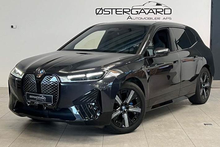 Grå BMW iX fra 2023