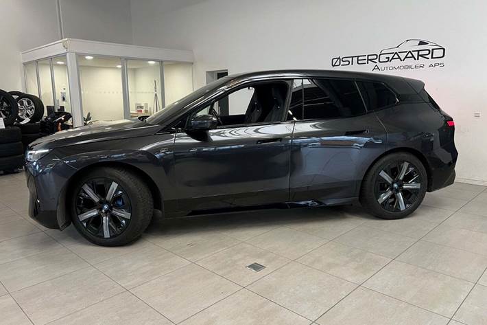 Grå BMW iX fra 2023