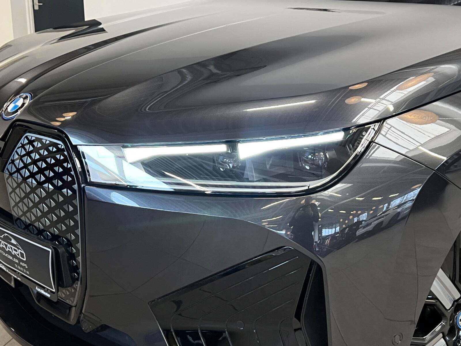 Grå BMW iX fra 2023