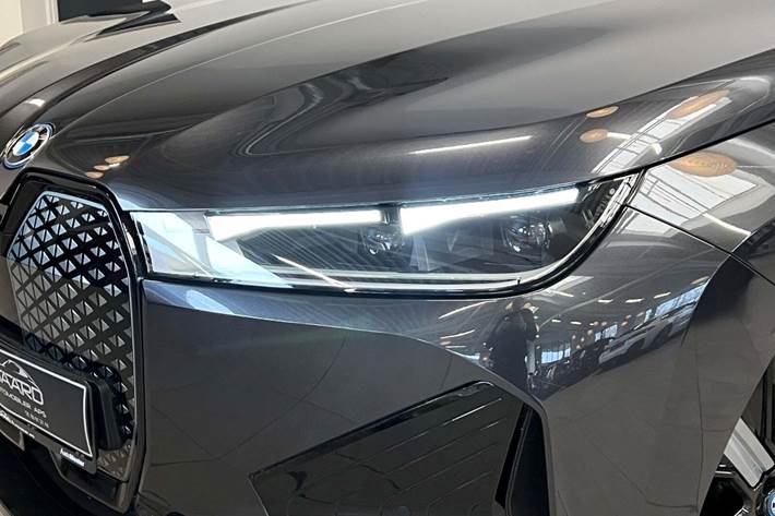 Grå BMW iX fra 2023