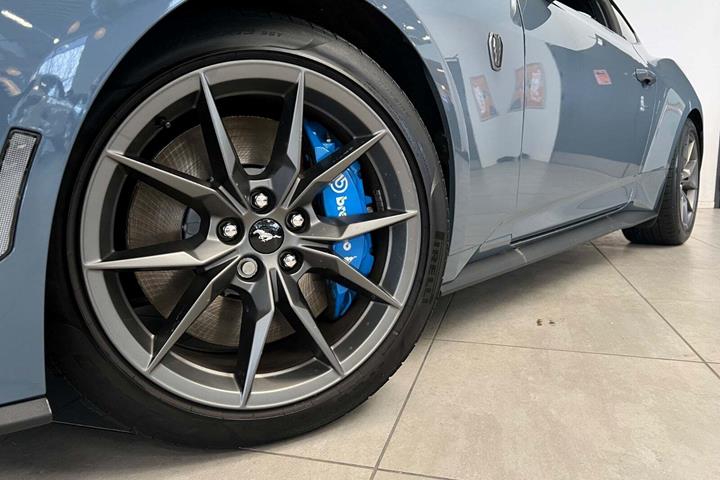 Blå Ford Mustang fra 2024