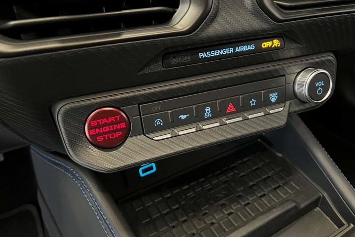Blå Ford Mustang fra 2024