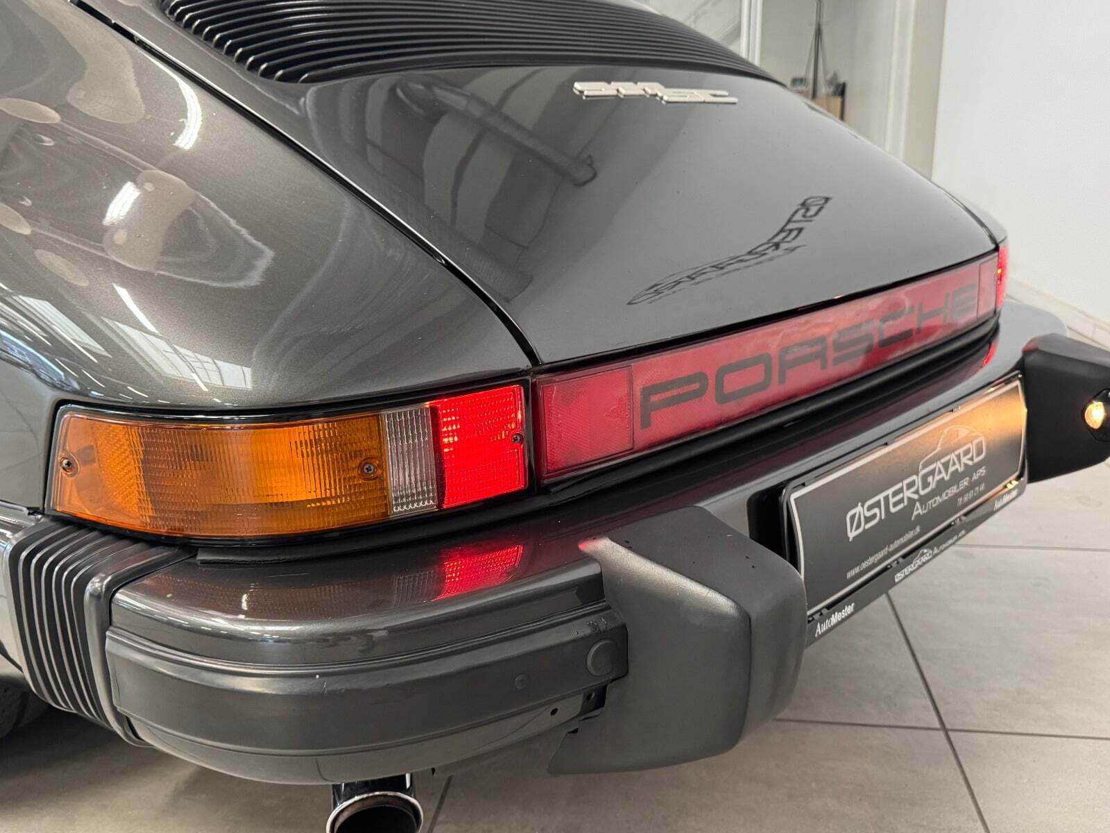 Grå Porsche 911 fra 1980