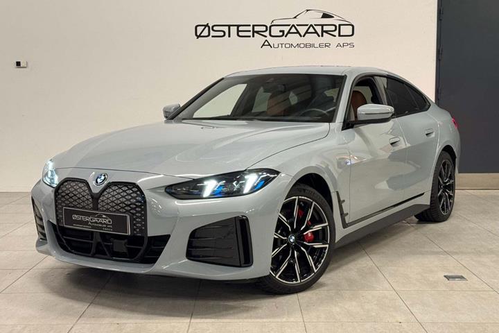 Grå BMW i4 fra 2024 set udefra