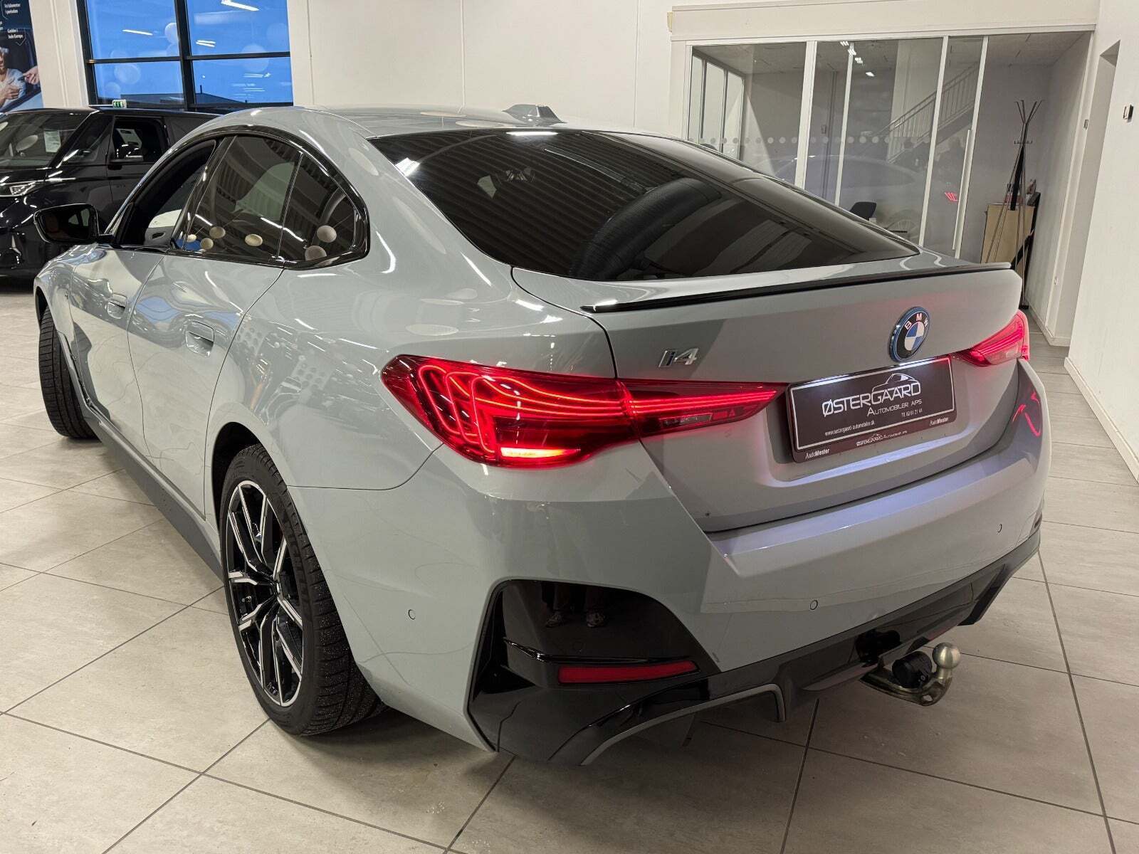 Grå BMW i4 fra 2024