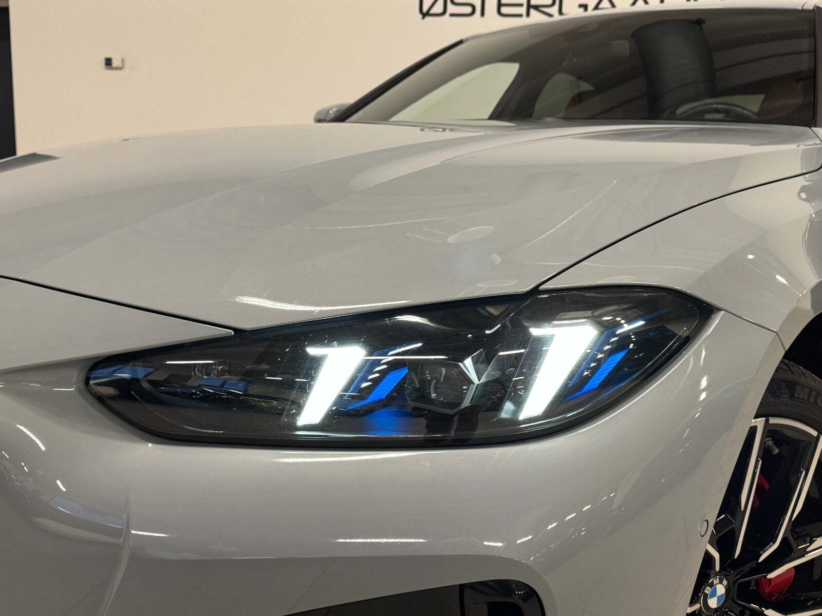 Grå BMW i4 fra 2024