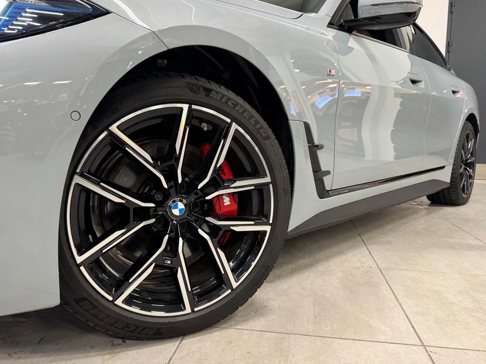 Grå BMW i4 fra 2024