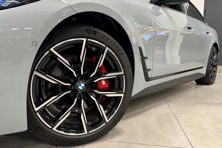 Grå BMW i4 fra 2024