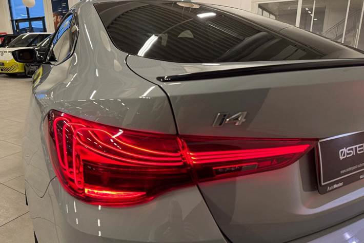 Grå BMW i4 fra 2024