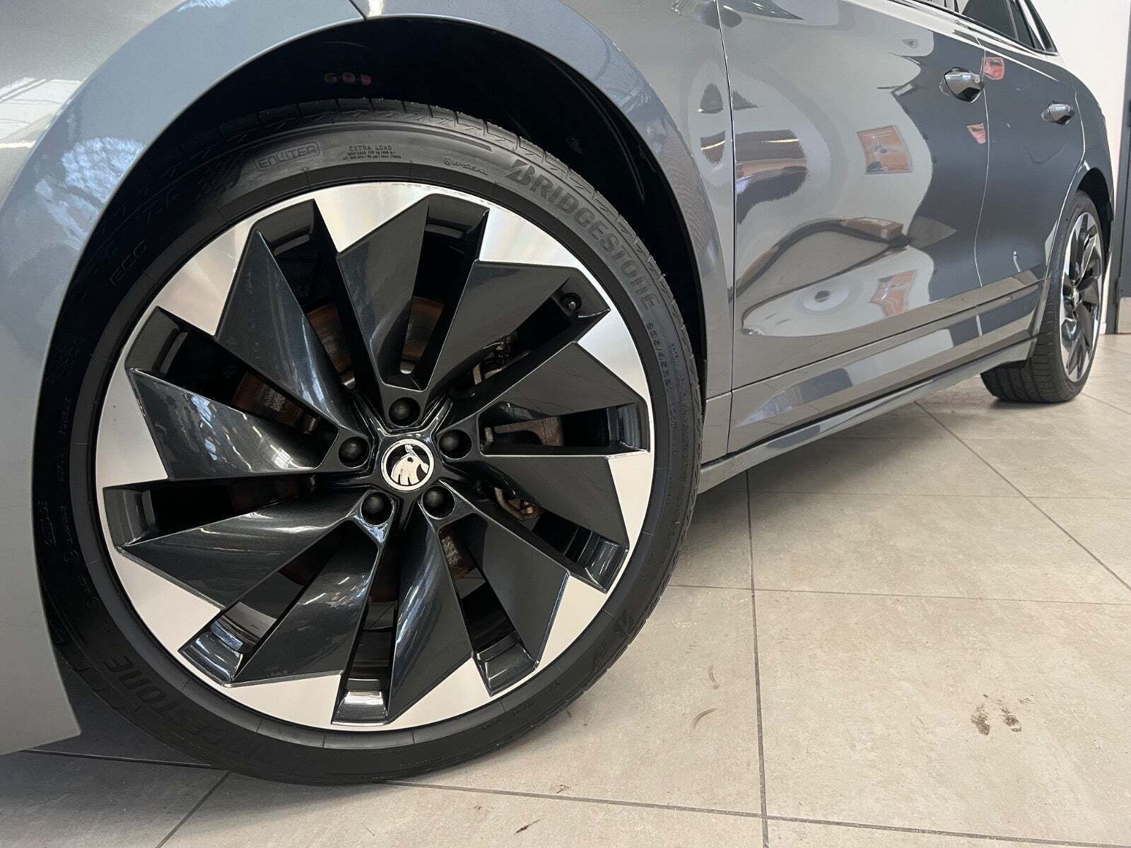 Grå Skoda Enyaq fra 2025