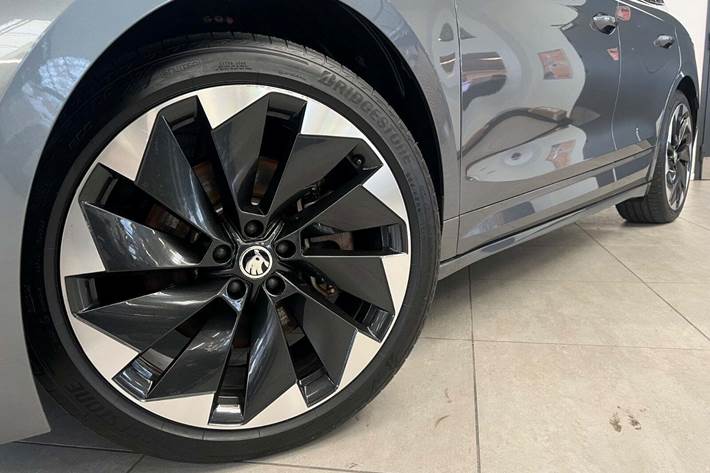 Grå Skoda Enyaq fra 2025