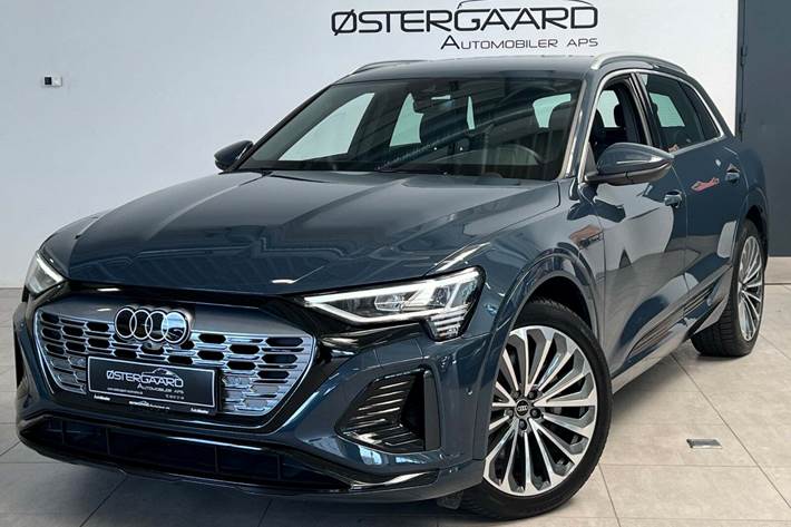 Blå Audi Q8 e-tron fra 2023