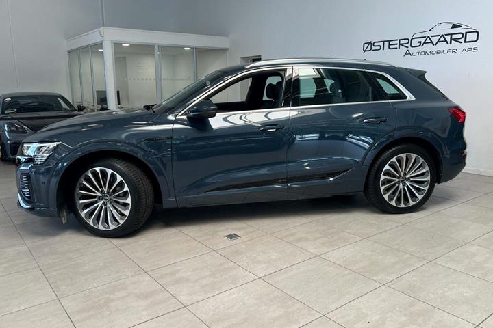 Blå Audi Q8 e-tron fra 2023