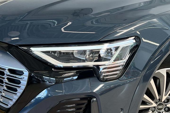 Blå Audi Q8 e-tron fra 2023