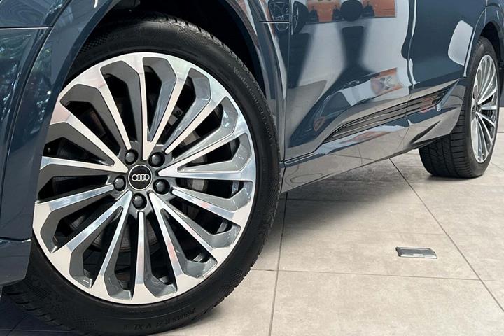 Blå Audi Q8 e-tron fra 2023