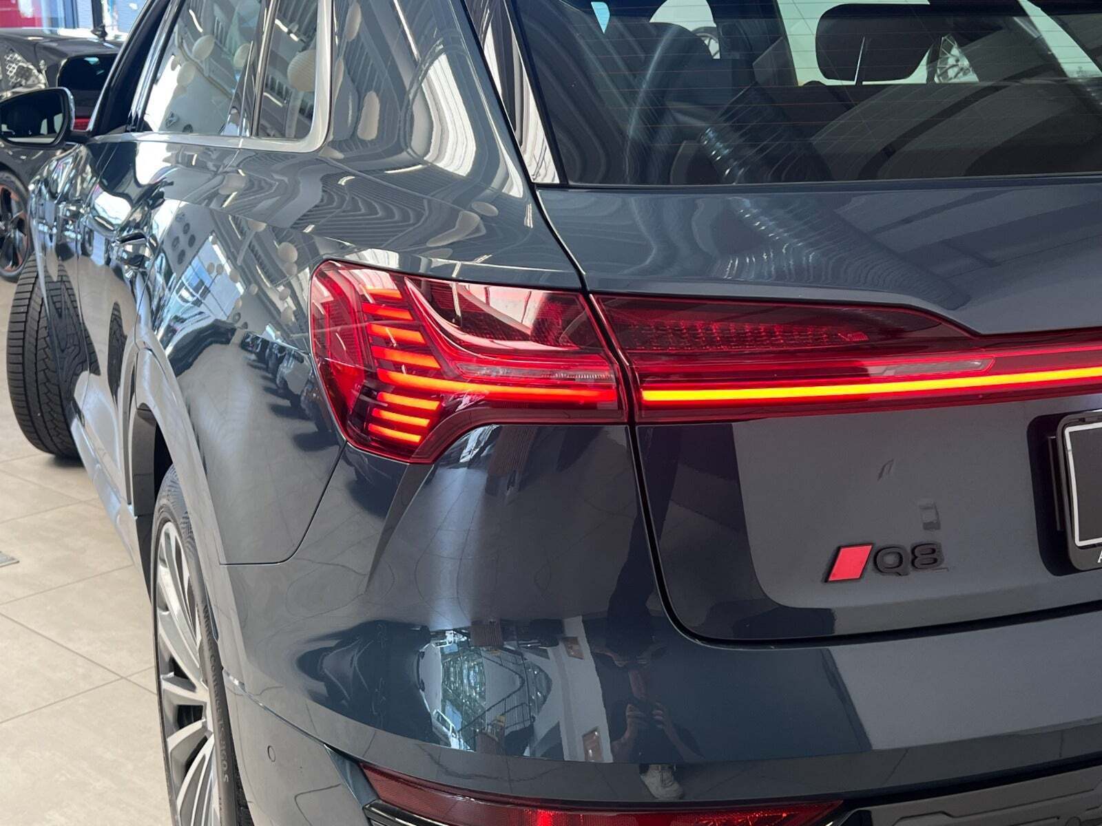 Blå Audi Q8 e-tron fra 2023