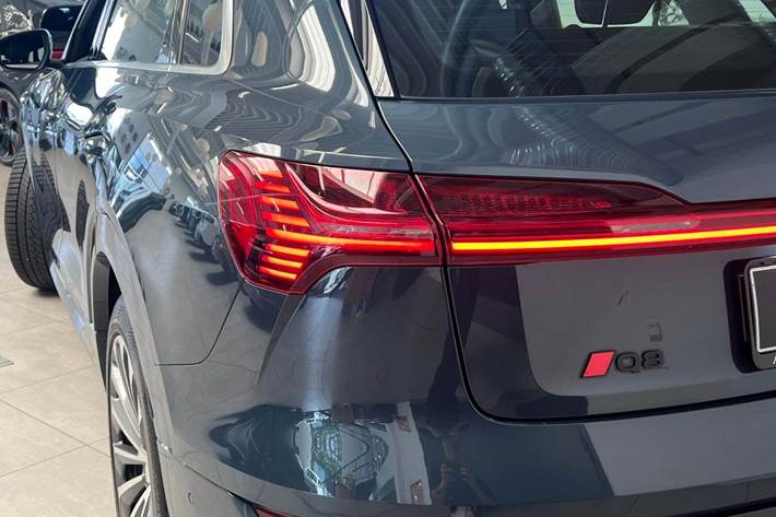 Blå Audi Q8 e-tron fra 2023