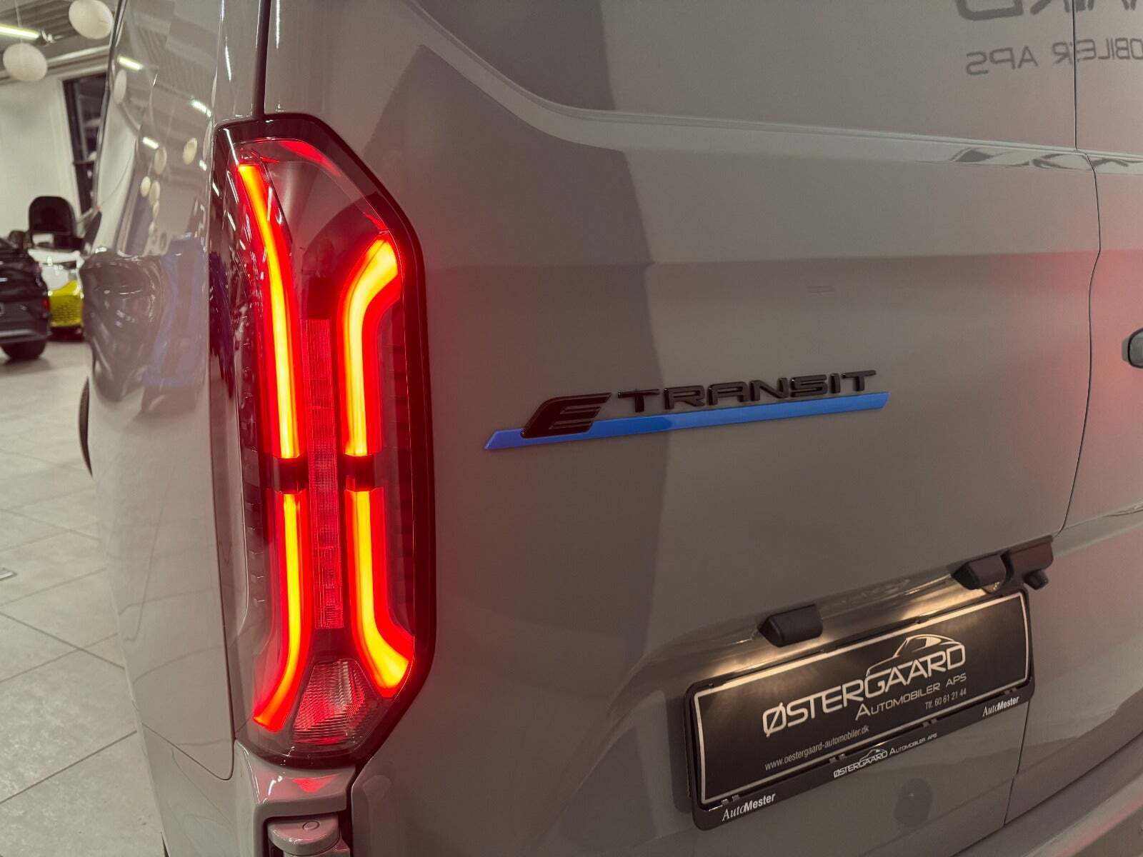 Grå Ford E-Transit Custom 340L fra 2025