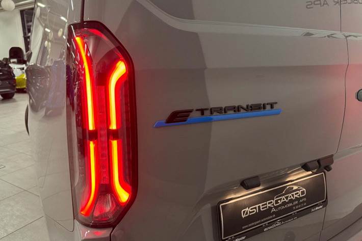 Grå Ford E-Transit Custom 340L fra 2025