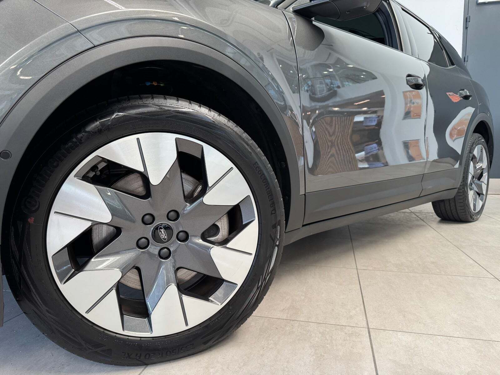 Grå Ford Explorer fra 2024