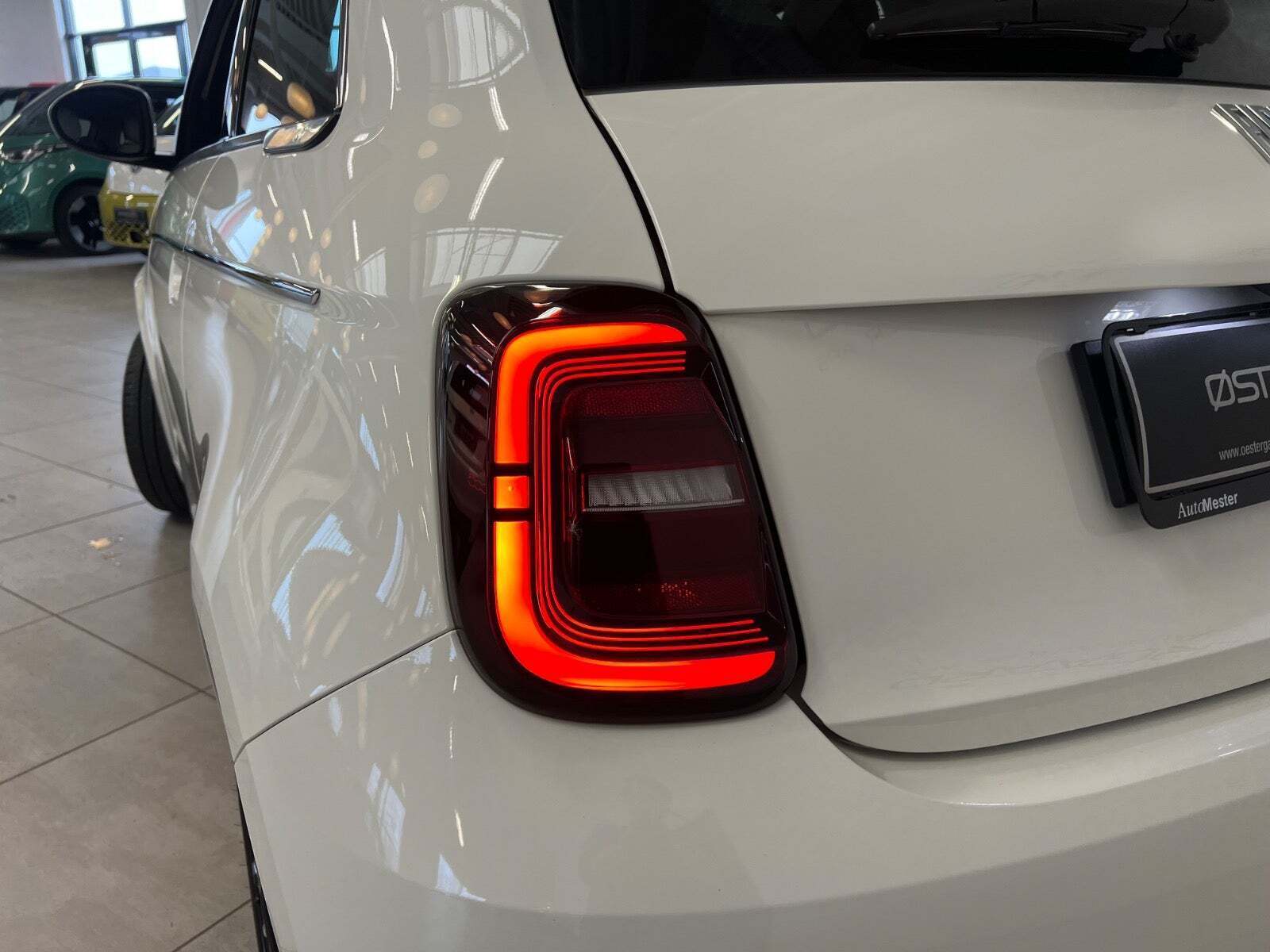 Hvid Fiat 500e fra 2023