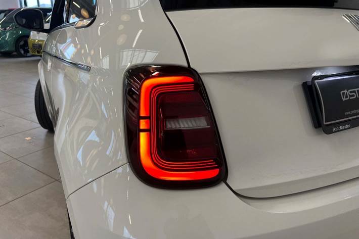 Hvid Fiat 500e fra 2023