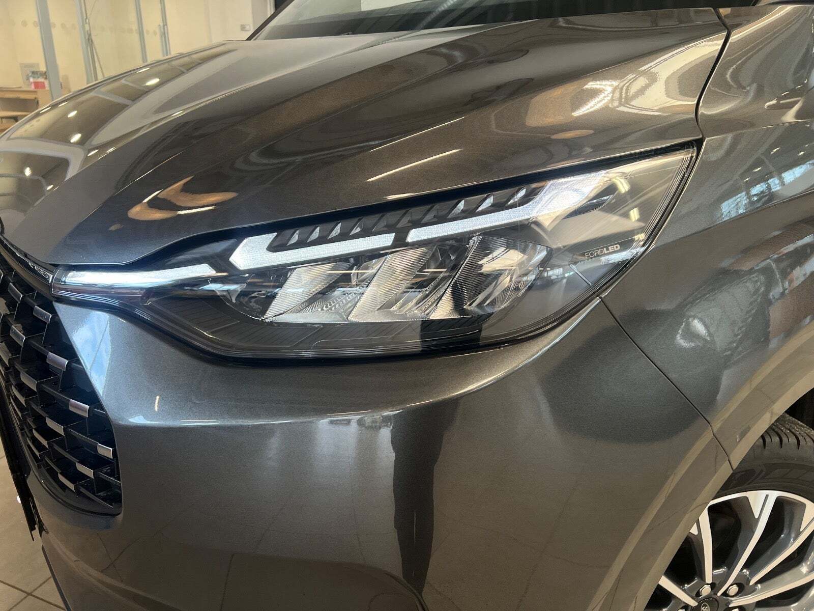 Grå Ford Tourneo Custom 340S fra 2024