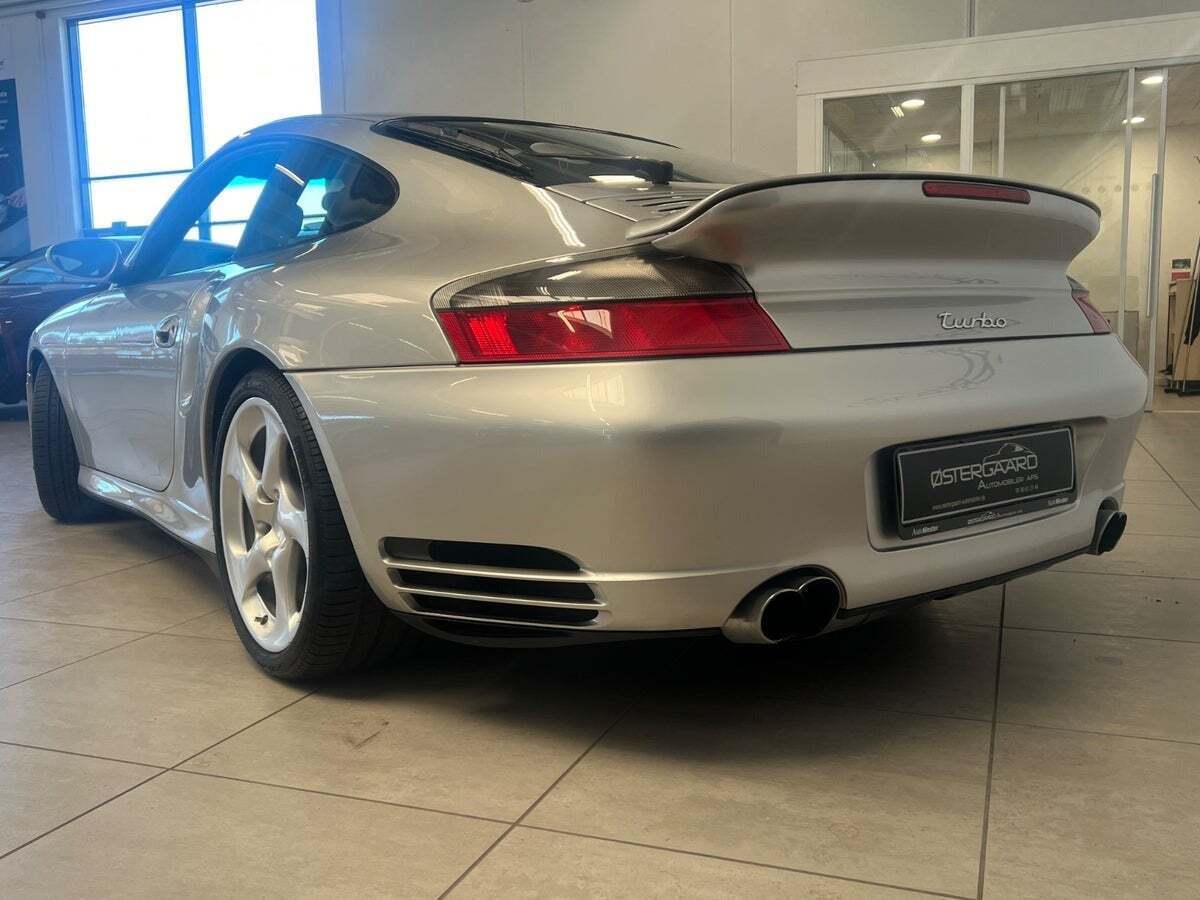 Sølv Porsche 911 Turbo fra 2002