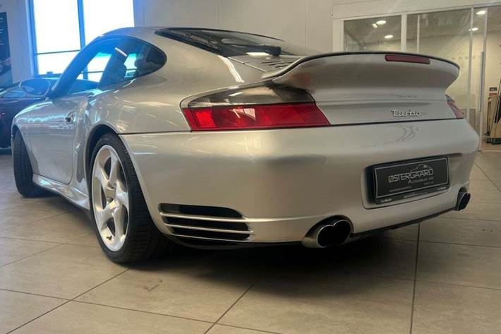 Sølv Porsche 911 Turbo fra 2002