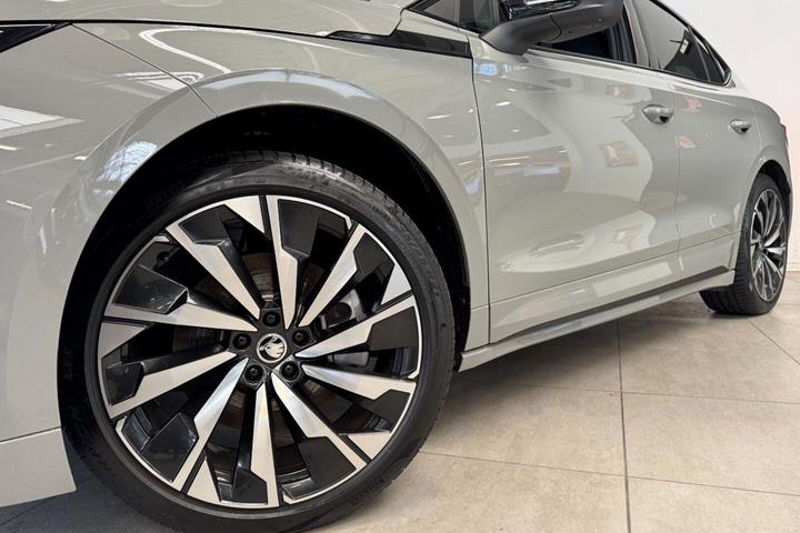 Grå Skoda Enyaq fra 2026