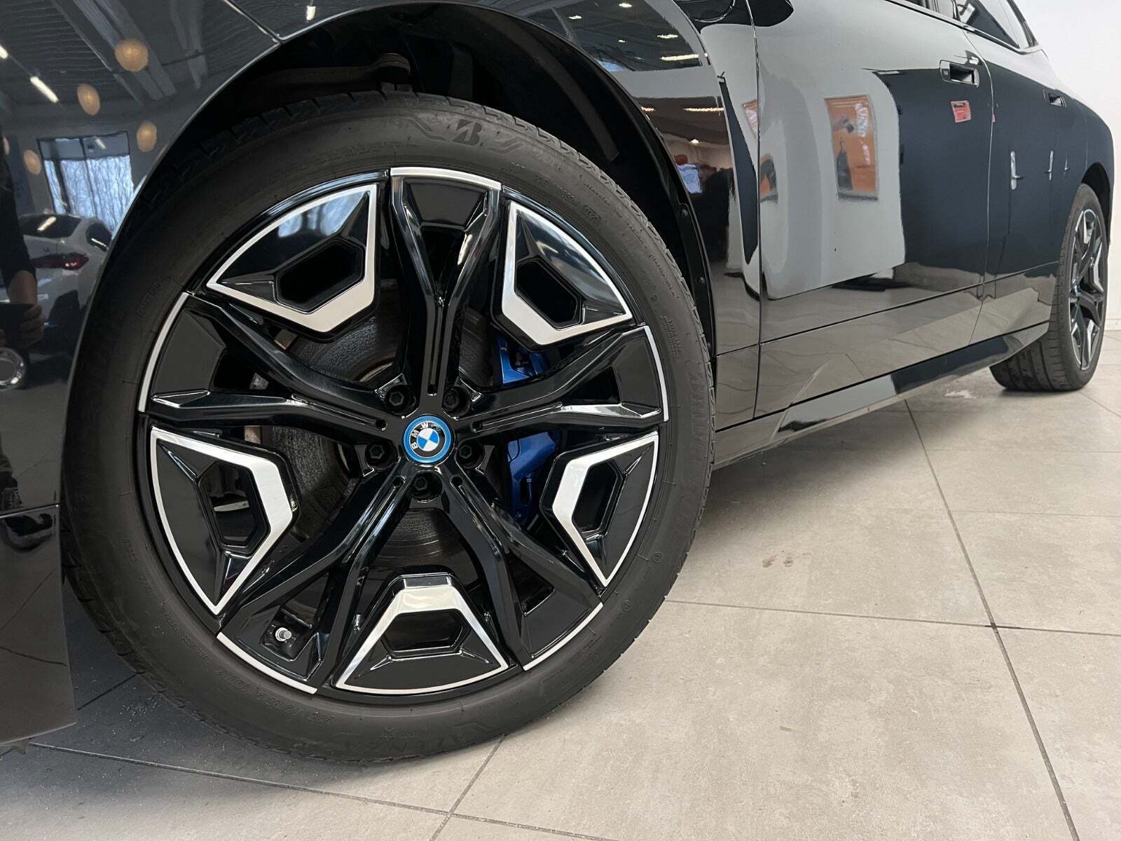 Sort BMW iX fra 2023