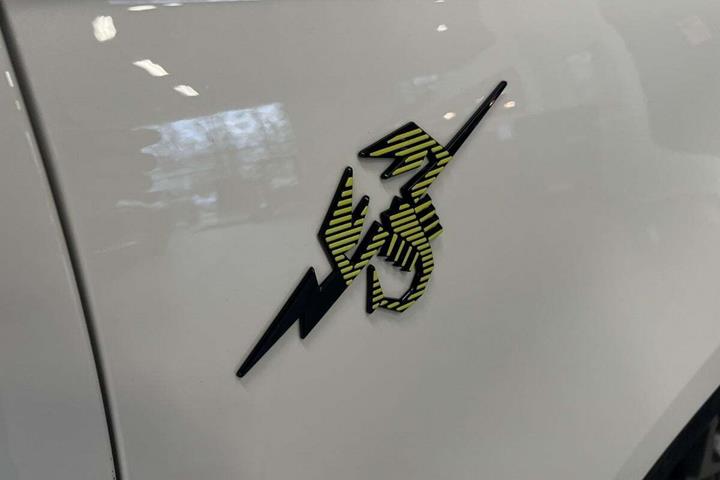 Hvid Abarth 500e fra 2024
