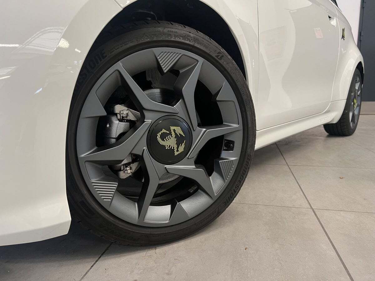 Hvid Abarth 500e fra 2024