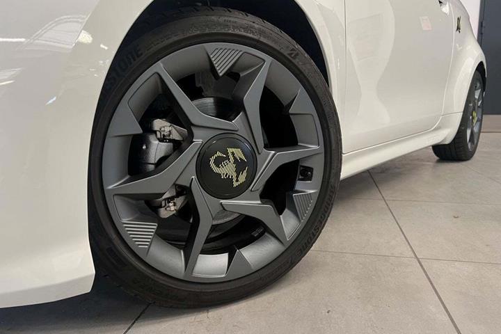 Hvid Abarth 500e fra 2024