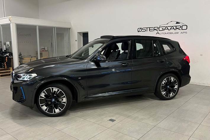 Grå BMW iX3 fra 2022